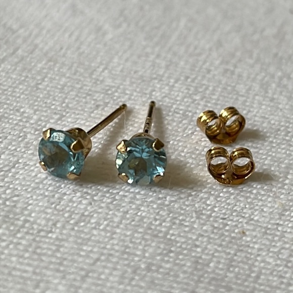 Round cut Blue Topaz Stud Earrings 14K Yellow Gold - Picture 7 of 8